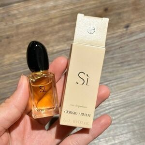 Giorgio Armani Si Eau de Parfum - Black and Cream